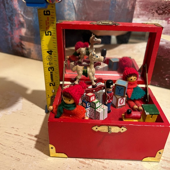 Vintage Musical Toy Chest Christmas Music Box - Picture 11 of 12